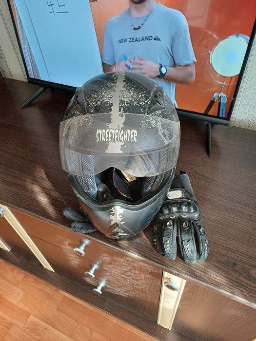 Мотошлем с перчатками