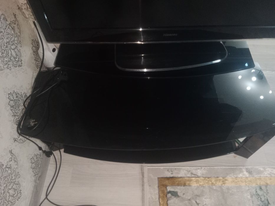 Продам телевизор Hisense вместе с подставкой для телевизора