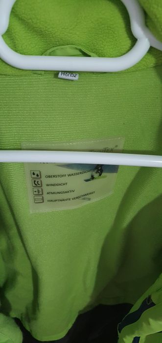 Vând costum de schi