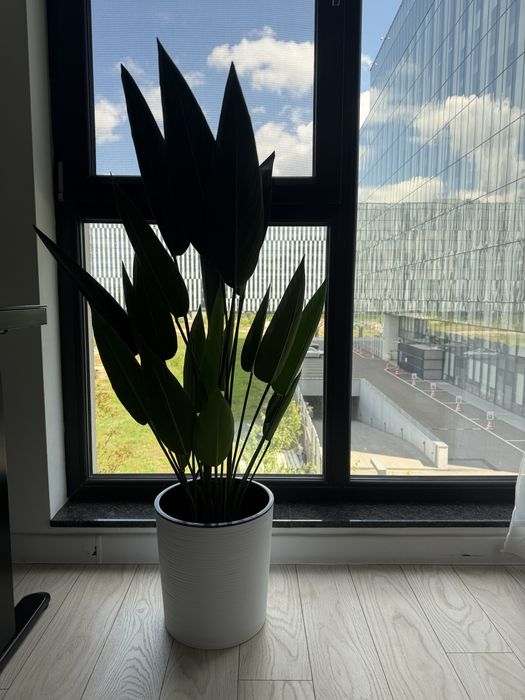 Plantă decorativă artificială tip Strelitzia + ghiveci inclus