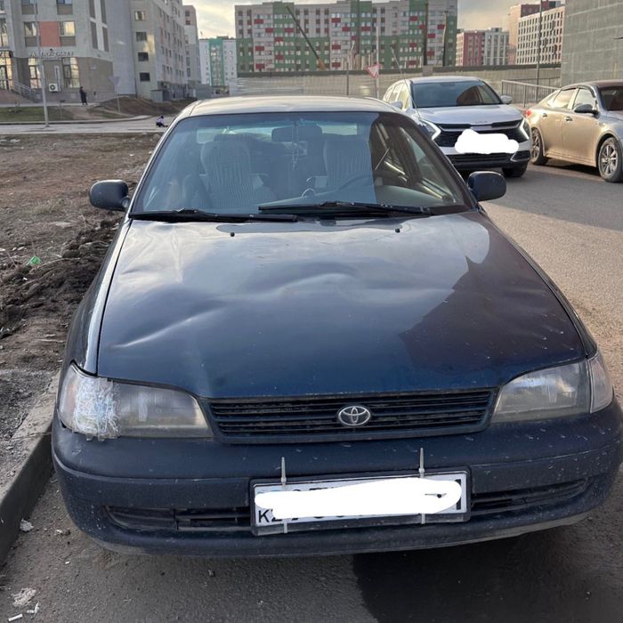 Машина Toyota Carina