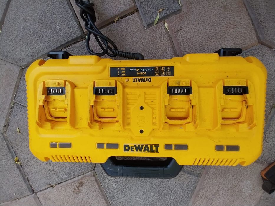 Statie de încărcare DEWALT care incarca și 18 V. și 54 V