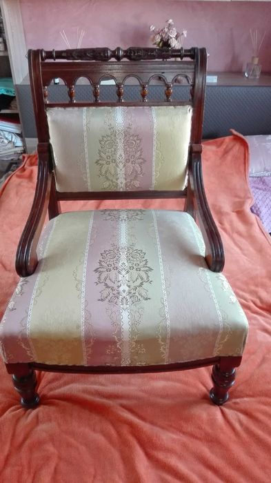 Стилни старинни холни столове