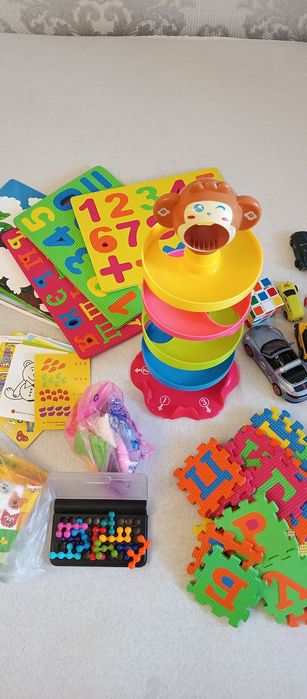 Игрушки разные, машинки , буквы пазлы итд