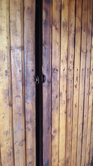 Продавам двукрила плътна врата от винкел, ламарина и чамова ламперия