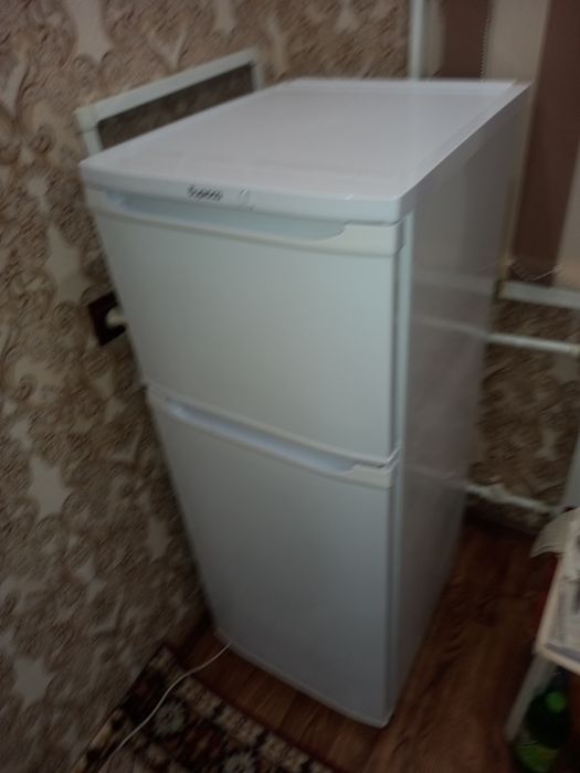 Продам холодильник с морозильной камерой.