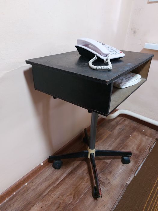 Столик под телевизор, телефон