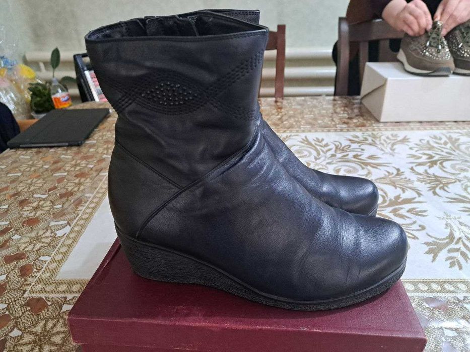 Ayollar oyoq kiyimi (naturalka koja - tabiiy charmdan) sotiladi.