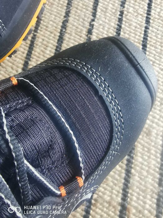 Solid gear safety shoes