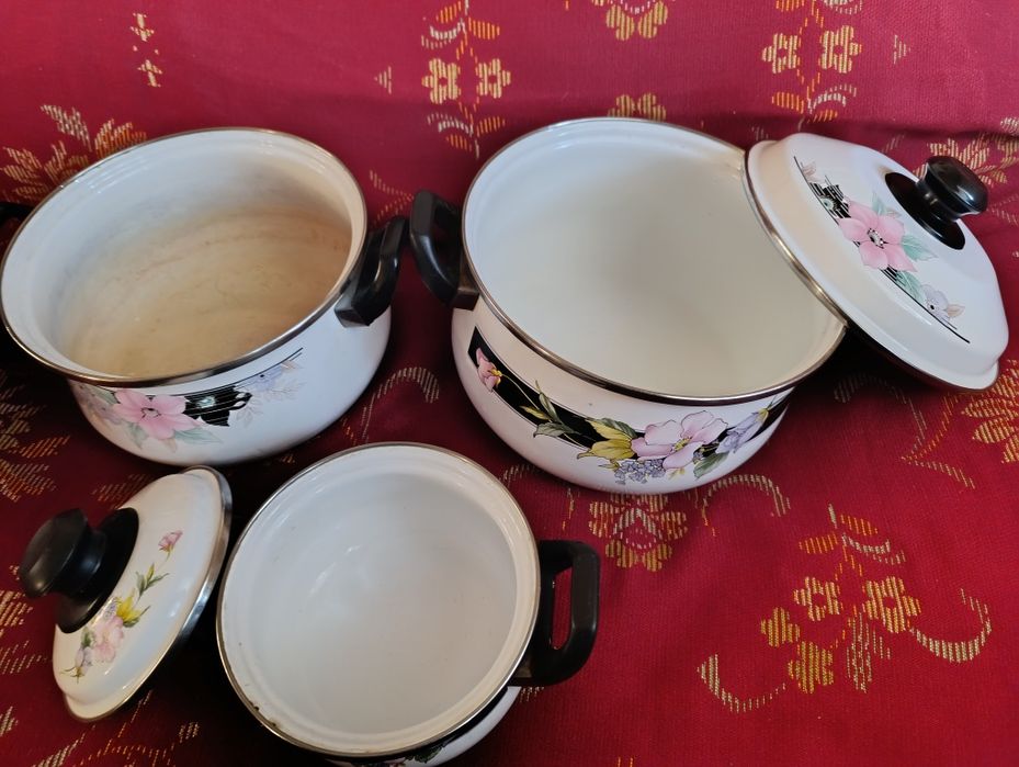 Скидка!Продам набор эмалированных кастрюль