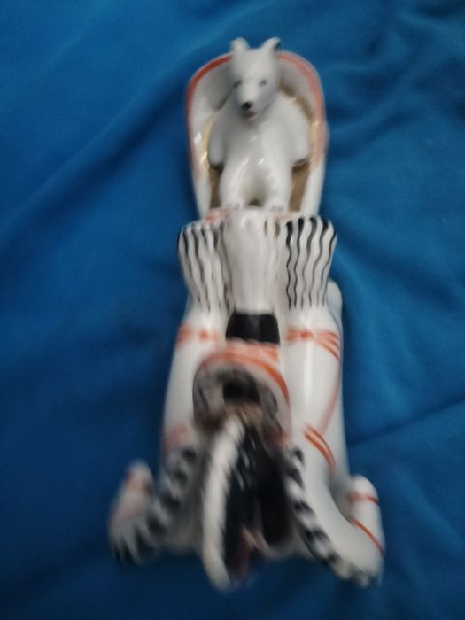 Продаётся фарфоровые статуэтка