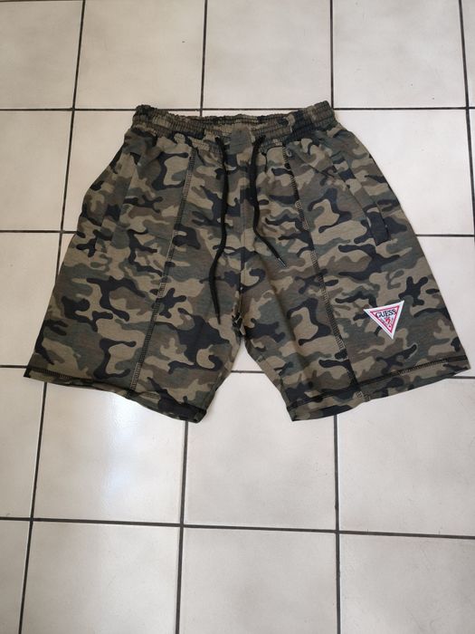 Камуфлажни или сиви памучни къси панталони