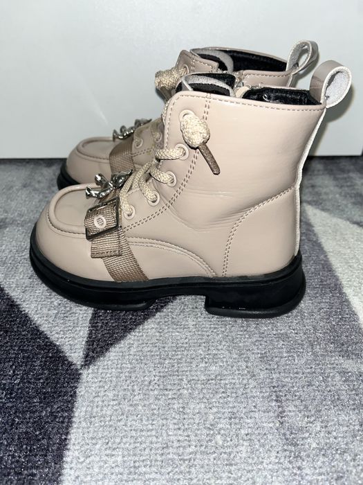 Продам ботинки на девочку демисизон