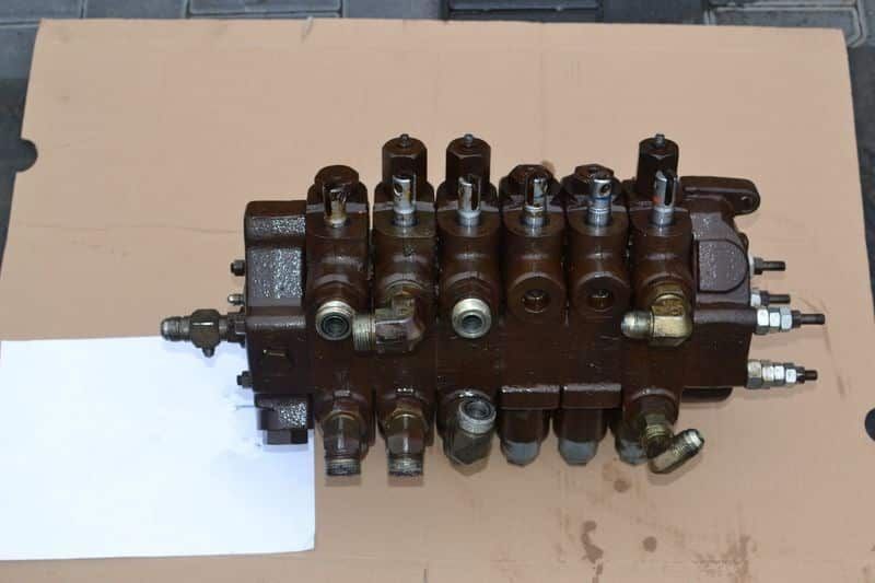 distribuitor hidraulic miniexcavator bobcat 337