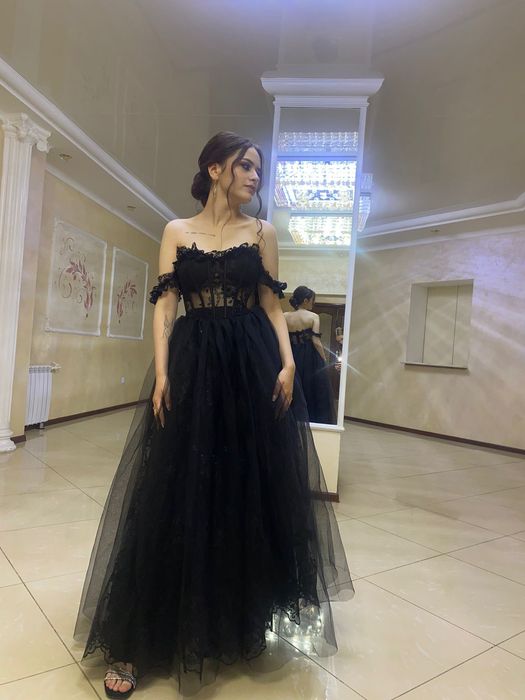 Вечернее платье, чёрного цвета.