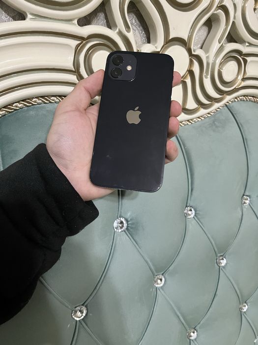 Продам телефон Айфон 12