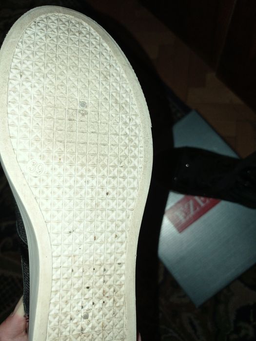 Продавам дамски спортни обувки