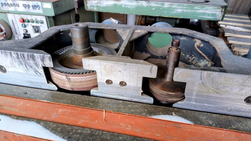 Шлайф с два шпиндела един след друг, с регу на вис и дъл, РЕВЕЗИРАН.