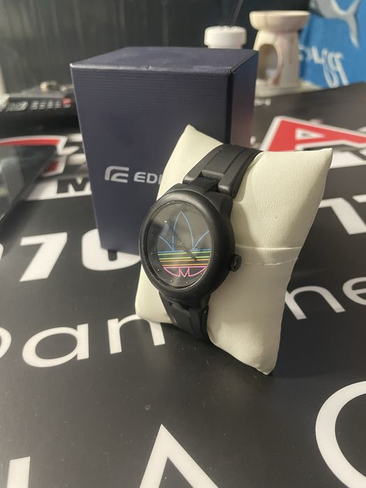 Amanet ozana vinde ceas Adidas