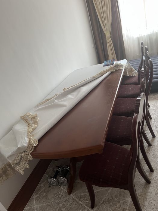 Стол из дерева и стулья из бука