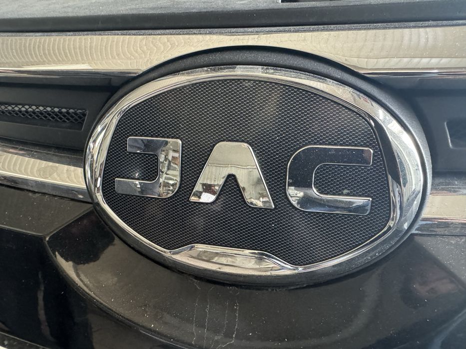 эмблема с надписью JAC          JAC S5              Костанай