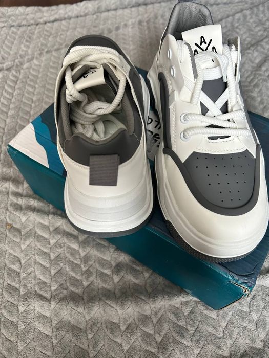 Кроссовки  серо-белые