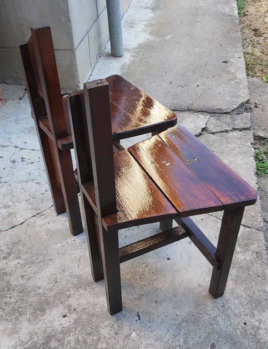 Два ръчно изработени дървени стола