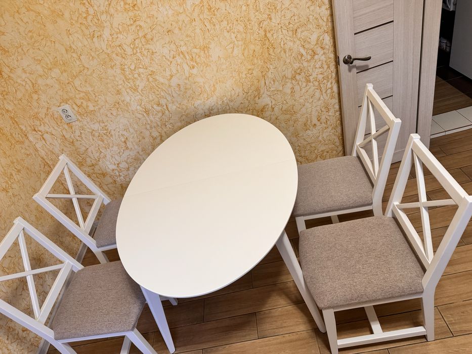 Кухонный стол и стулья