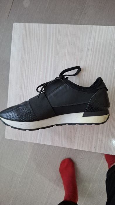 Продам кожаные кроссовки 38 размер