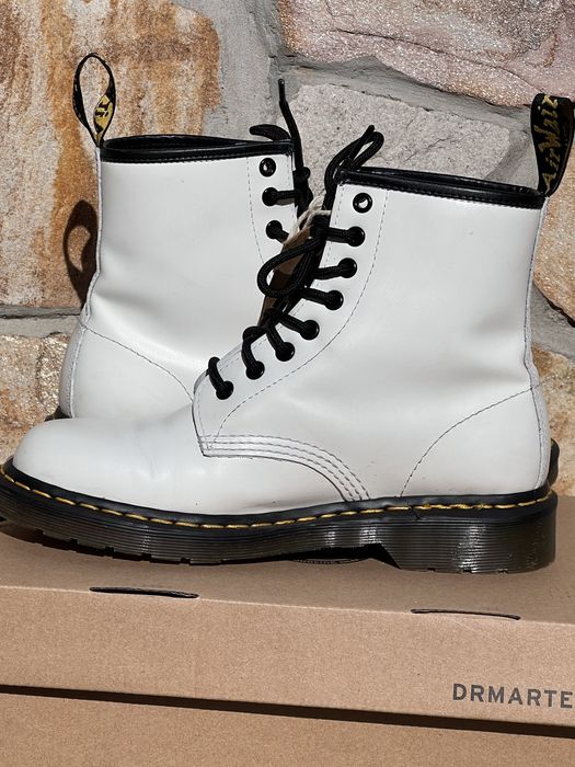 Боти от естествена кожа Dr. Martens