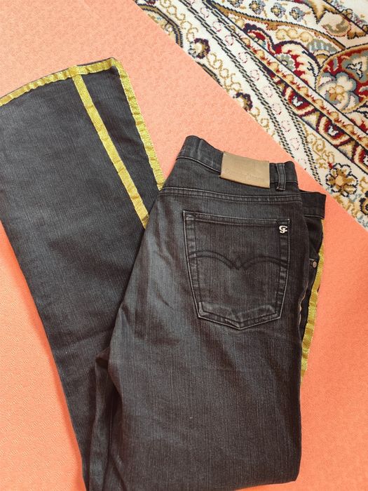 Брюки клёш, шляпа и туфли