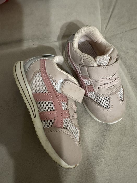 Кроссовки детские на девочку