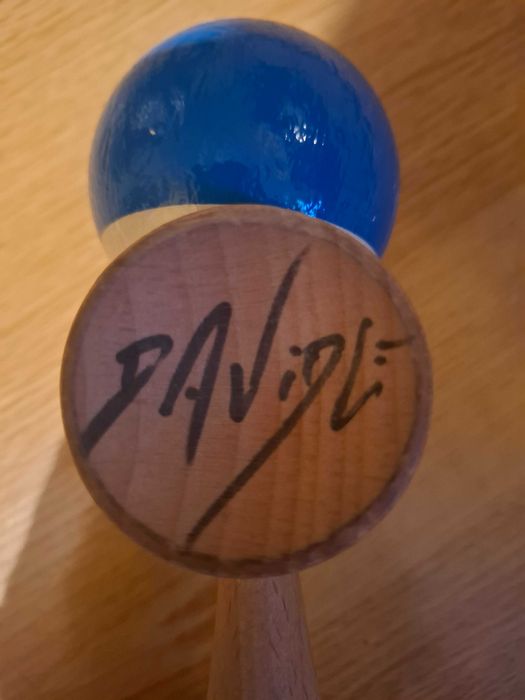 Kendama krom pop sticky blue signed by Vilau Davide and Yasuu