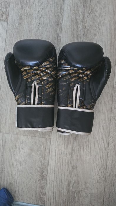 Продам Боксёрский шлем , перчатки и бинт (Б/у)