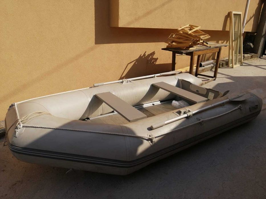 Надуваема лодка с твърдо дъно