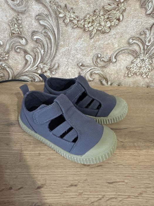 Продам сандалики новые, размер 24,