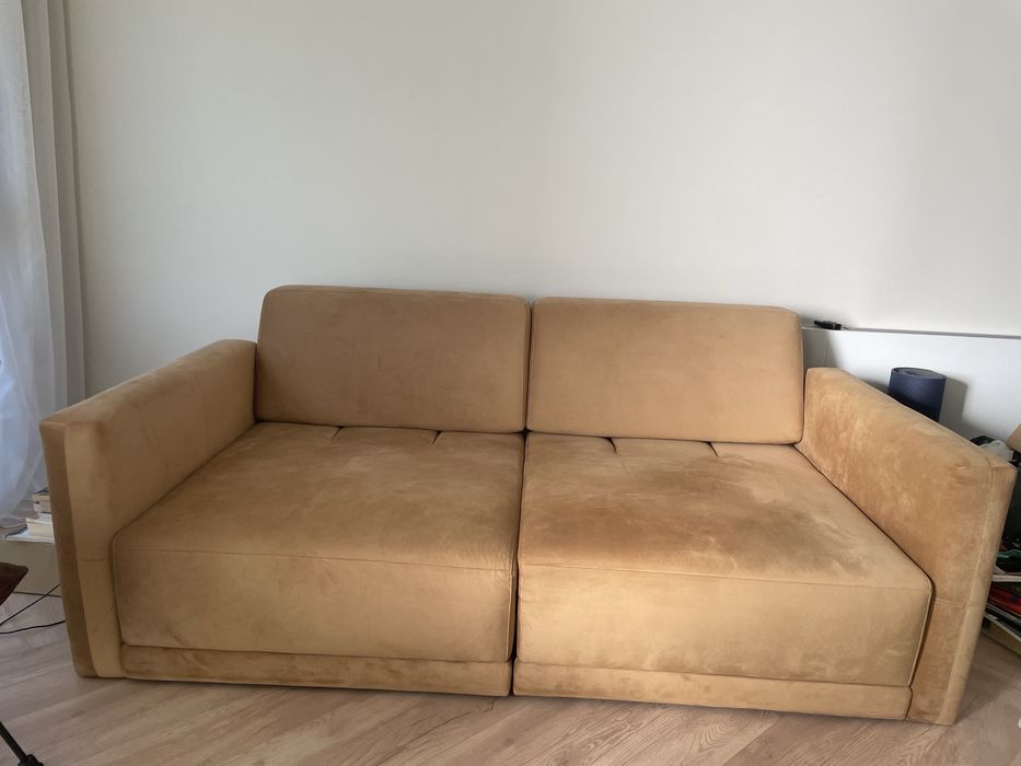 Диван с местещи се облегалки