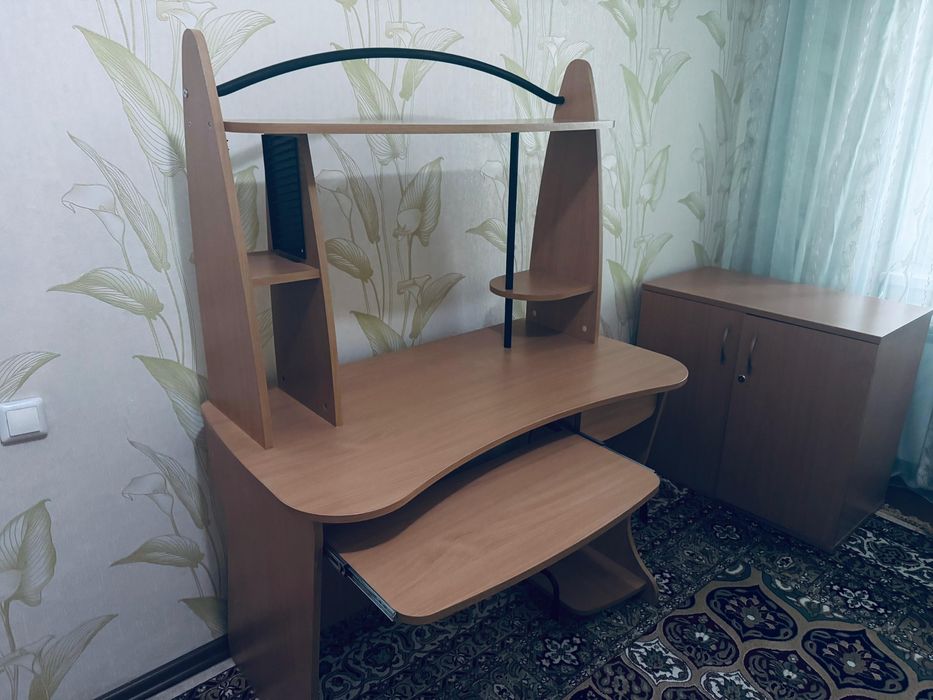 Продам Тахта-Диван. Компьютерный стол! Зеркало!