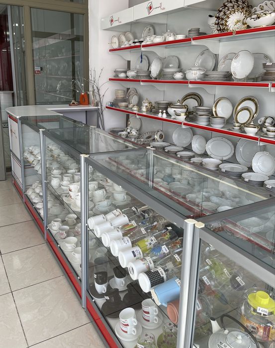 Продам стеклянные витрины 2 шт  со столом