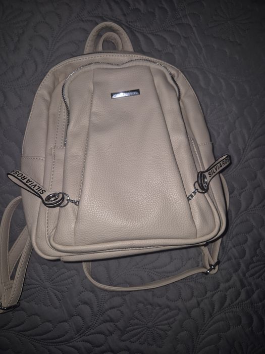 Rucsac bej cu multe compartimente