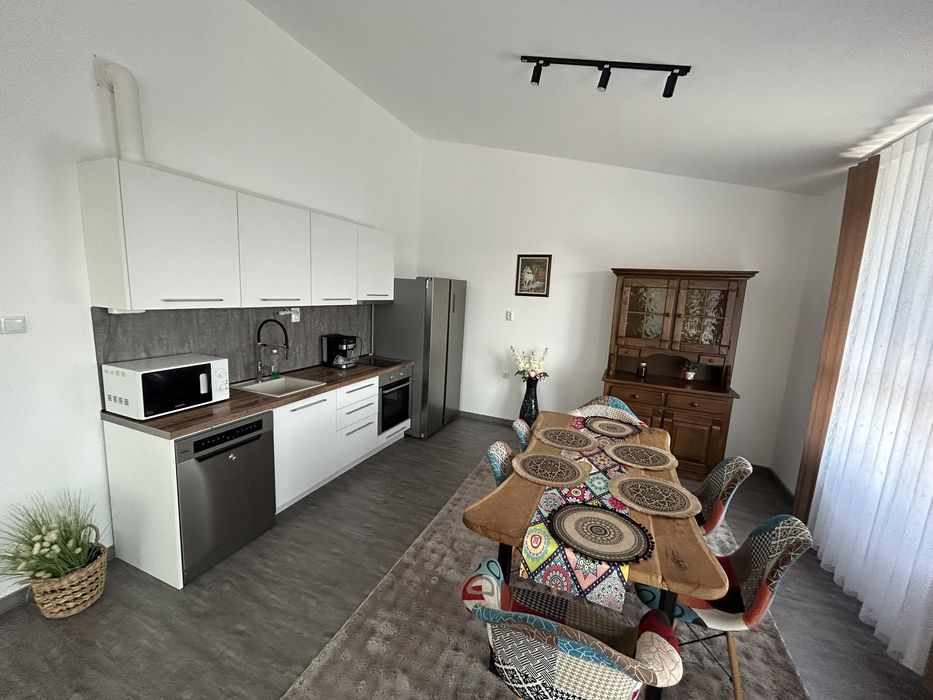 Дава се под наем Четиристаен апартамент в Варна, м-т Боровец - юг - 100 кв.м за 1100 € - Снимка #1