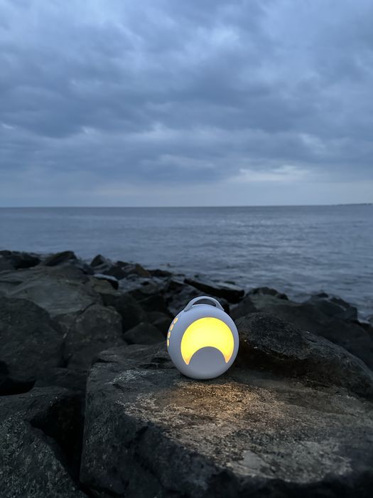 Искате ли бебчето ви да заспи за 10 мин. Машинка за бял шум с 30 мелод