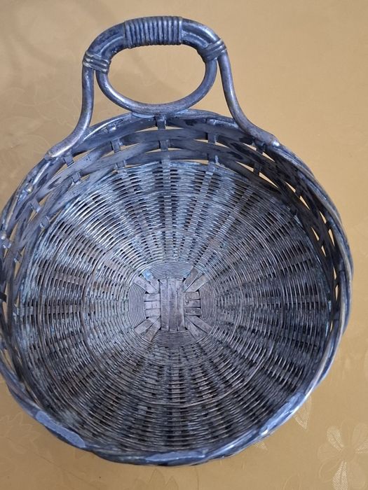 Vând coșuleț împletit metal