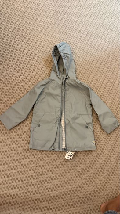 Geaca impermeabila 4-5 ani, zara NOU