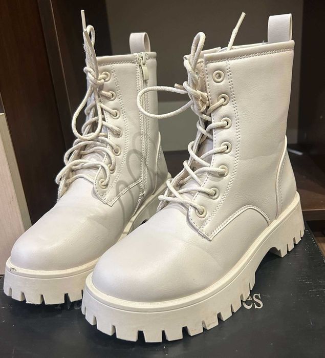 Дамски боти в телесен цвят