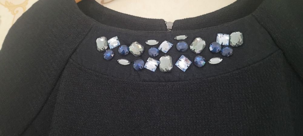 Sarafan negru,cu aplicatie de pietre