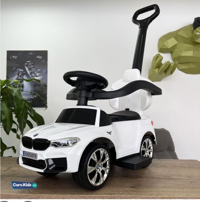 Детская машинка с родительской ручкой.