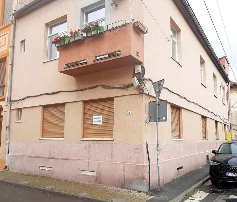 0745-235102. De vânzare apartament la casă str.Ghe.Barițiu, preț 130.000 euro.