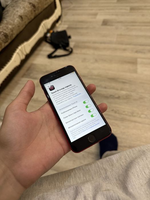 Айфон се 20 красний