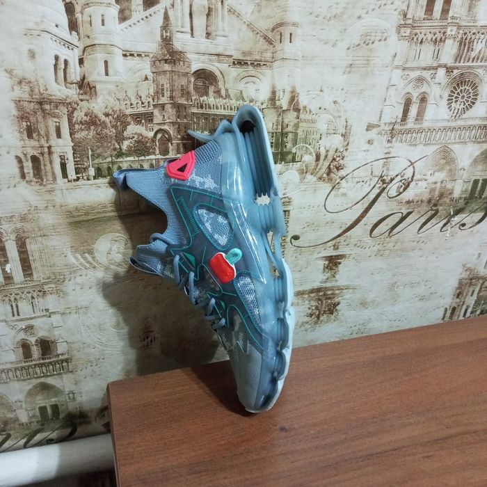 Кроссовки спортивные.